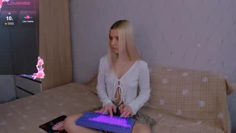 Snapshot of mailin_harrington chatting on 03/07/26, 03:47 Your kitty online show from 03/07/26, 03:47