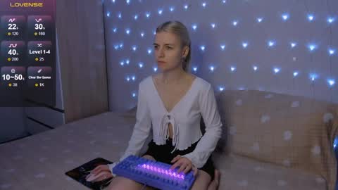 Snapshot of mailin_harrington chatting on 04/28/26, 03:39 Your kitty online show from 04/28/26, 03:39