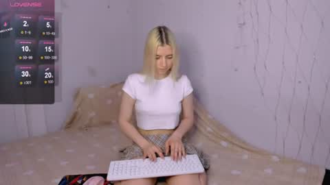 Snapshot of mailin_harrington chatting on 06/19/26, 04:11 Your kitty online show from 06/19/26, 04:11