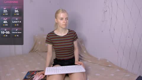 Snapshot of mailin_harrington chatting on 06/26/26, 04:00 Your kitty online show from 06/26/26, 04:00