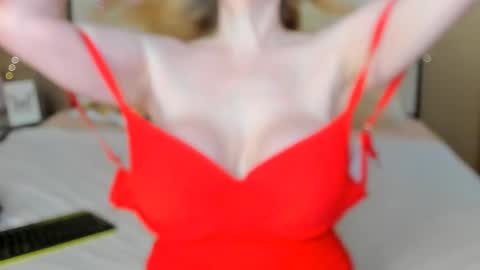 Snapshot of mailymilf chatting on 11/06/25, 01:45 Sofi online show from 11/06/25, 01:45