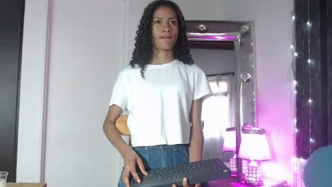 Snapshot of mailyn_gold chatting on 04/14/26, 12:11 mailyn_gold online show from 04/14/26, 12:11