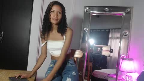 Snapshot of mailyn_gold chatting on 04/15/26, 11:28 mailyn_gold online show from 04/15/26, 11:28
