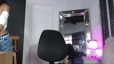 Snapshot of mailyn_gold chatting on 05/23/26, 11:58 mailyn_gold online show from 05/23/26, 11:58