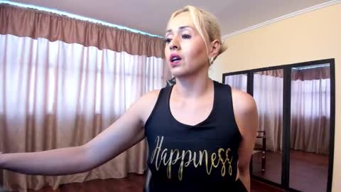 Snapshot of mailyn_jung_ chatting on 11/12/25, 11:43 Carolina Barrantes Munera online show from 11/12/25, 11:43