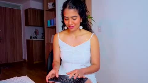   Lauu online show from 04/14/26, 06:36