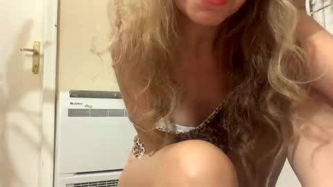 Snapshot of makemedanc chatting on 10/21/25, 05:57 makemedanc online show from 10/21/25, 05:57