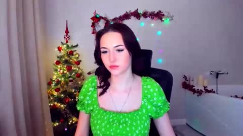 Snapshot of makeyouehappy chatting on 12/16/25, 12:10 makeyouehappy online show from 12/16/25, 12:10