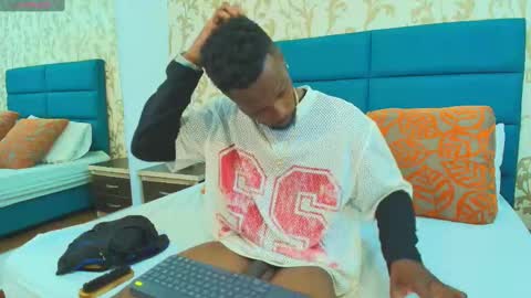 Snapshot of malcompierce chatting on 09/28/25, 02:17 Malcom online show from 09/28/25, 02:17