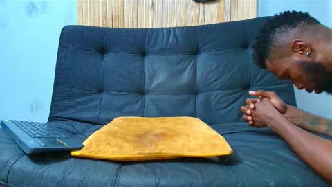 Snapshot of malcompierce chatting on 10/13/25, 01:00 Malcom online show from 10/13/25, 01:00