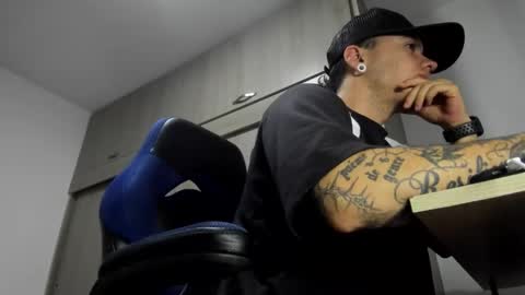 Snapshot of male_pussy chatting on 10/30/25, 03:52 ADAM online show from 10/30/25, 03:52