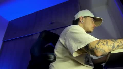 Snapshot of male_pussy chatting on 11/03/25, 01:51 ADAM online show from 11/03/25, 01:51