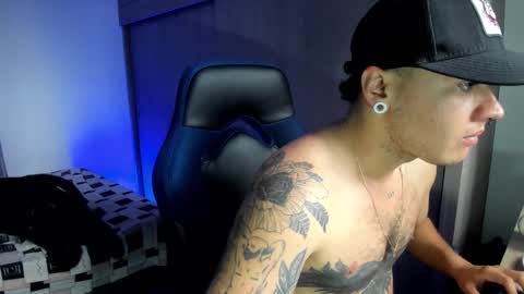 Snapshot of male_pussy chatting on 02/01/26, 04:05 ADAM online show from 02/01/26, 04:05