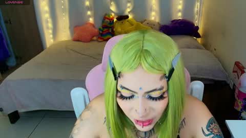 Snapshot of maliciaxpoison chatting on 05/18/26, 01:13 maliciaxpoison online show from 05/18/26, 01:13