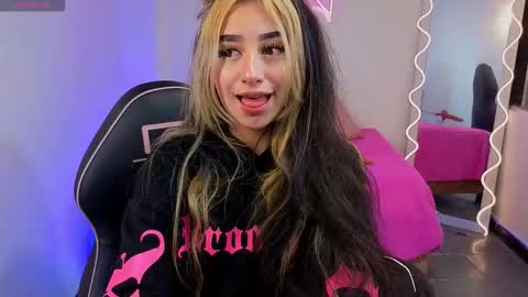 Snapshot of malory_tay chatting on 09/15/25, 11:32 Malory  online show from 09/15/25, 11:32