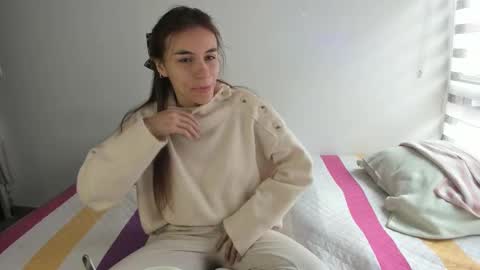 instagram  nueela   online show from 09/27/25, 06:24