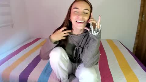 Snapshot of malucam_06 chatting on 03/25/26, 10:16 instagram nueela online show from 03/25/26, 10:16