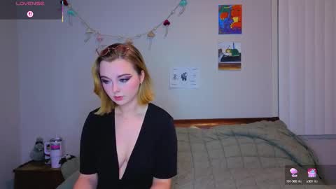 Snapshot of mamiclouds chatting on 10/13/25, 12:32 MamiCloudz online show from 10/13/25, 12:32