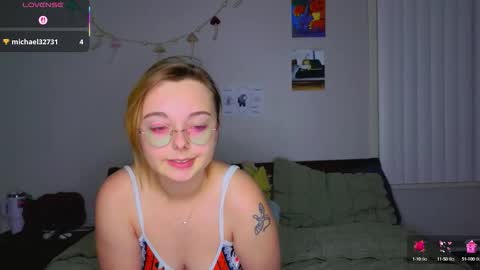 Snapshot of mamiclouds chatting on 10/15/25, 12:11 MamiCloudz online show from 10/15/25, 12:11