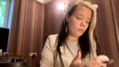 Lia online show from 09/13/25, 11:54