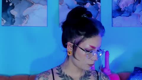 Snapshot of mamushka_ chatting on 11/19/25, 05:02 online show from 11/19/25, 05:02