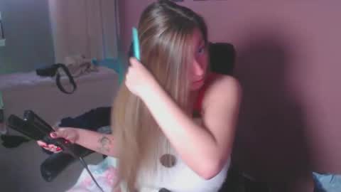 Snapshot of mandybabyxxx chatting on 12/17/25, 08:37 MandyBabyXXX online show from 12/17/25, 08:37