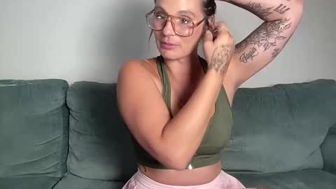 Snapshot of mandyrheaa chatting on 10/22/25, 01:28 Mandy online show from 10/22/25, 01:28