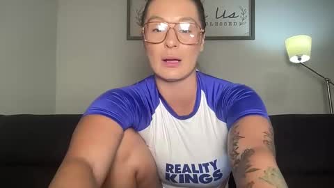 Snapshot of mandyrheaa chatting on 10/31/25, 01:17 Mandy online show from 10/31/25, 01:17