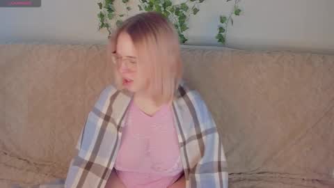 manic_pixie_ online show from 09/28/25, 02:00