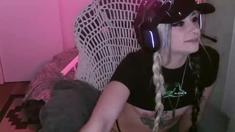 Snapshot of manicpixieslutt chatting on 11/20/25, 09:47 manicpixieslutt online show from 11/20/25, 09:47