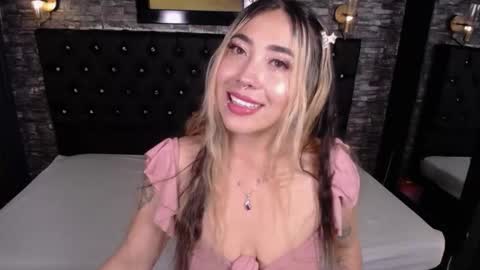 Snapshot of manuelaveelez chatting on 11/06/25, 04:13 Manuela online show from 11/06/25, 04:13