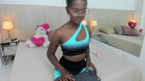 Snapshot of mara_sinclair chatting on 06/12/26, 07:35 Mara Sinclair online show from 06/12/26, 07:35