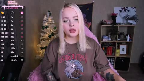 Snapshot of marcelinepeach chatting on 12/28/24, 09:20 Sara online show from 12/28/24, 09:20