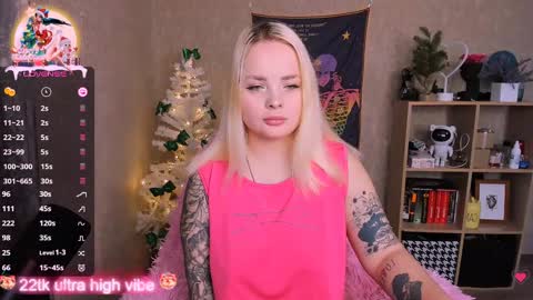 Snapshot of marcelinepeach chatting on 01/04/25, 09:21 Sara online show from 01/04/25, 09:21