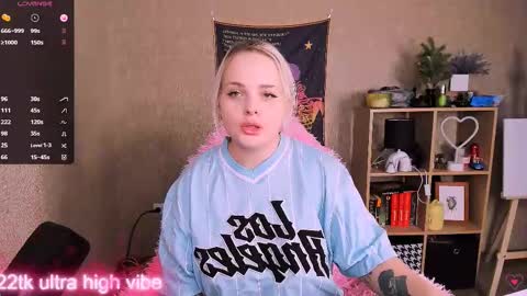 Snapshot of marcelinepeach chatting on 02/09/25, 12:19 Sara online show from 02/09/25, 12:19