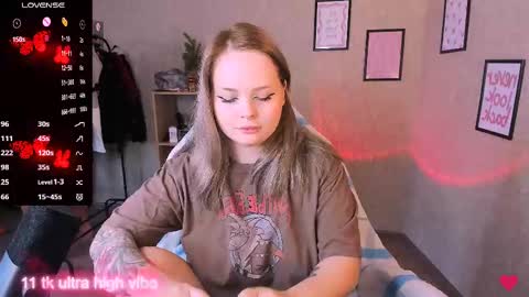 Snapshot of marcelinepeach chatting on 03/06/25, 10:20 Sara online show from 03/06/25, 10:20