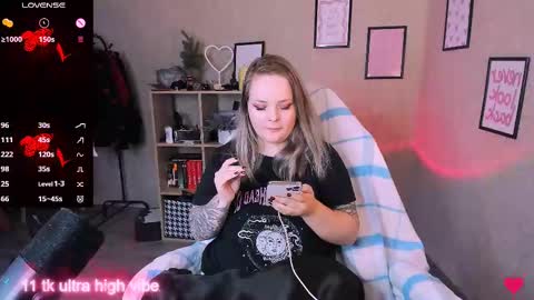 Snapshot of marcelinepeach chatting on 03/07/25, 02:34 Sara online show from 03/07/25, 02:34