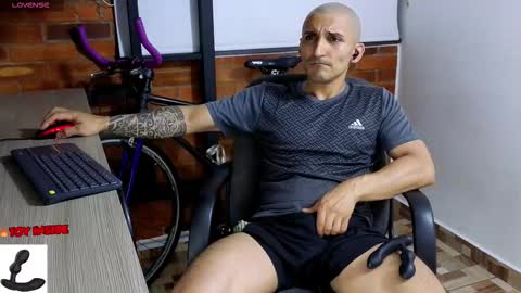 Snapshot of marckmuscle chatting on 11/14/25, 01:04 Marck Independent model online show from 11/14/25, 01:04