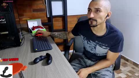 Snapshot of marckmuscle chatting on 12/17/25, 02:17 Marck Independent model online show from 12/17/25, 02:17