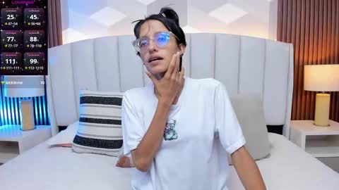 Snapshot of marge_lasander chatting on 11/22/25, 01:59 Aitana online show from 11/22/25, 01:59