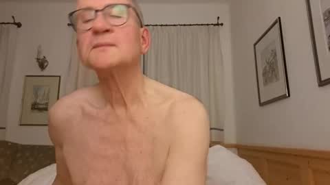 Snapshot of marginalie chatting on 12/15/25, 04:33 marginalie online show from 12/15/25, 04:33