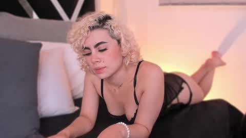 Snapshot of marian_pinzon chatting on 09/18/25, 02:57 Marian online show from 09/18/25, 02:57