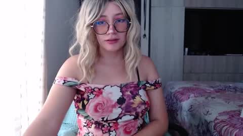 Mariana online show from 09/26/25, 08:24