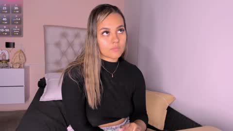 Snapshot of mariana__roe chatting on 12/10/24, 03:52 Mariana Roe online show from 12/10/24, 03:52