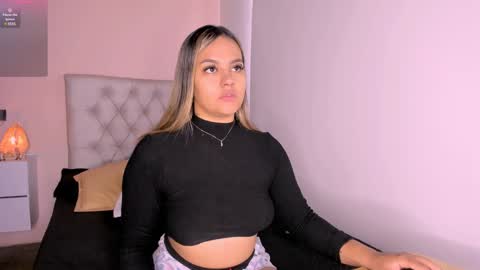 Snapshot of mariana__roe chatting on 12/29/24, 03:57 Mariana Roe online show from 12/29/24, 03:57