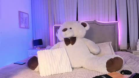 Snapshot of mariana__thompson chatting on 06/09/26, 01:06 mariana__thompson online show from 06/09/26, 01:06