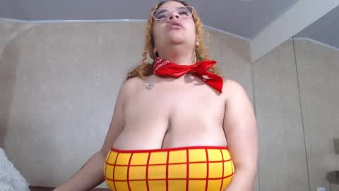 Snapshot of mariangel_bigboobs chatting on 04/08/26, 12:27 la crespa x online show from 04/08/26, 12:27