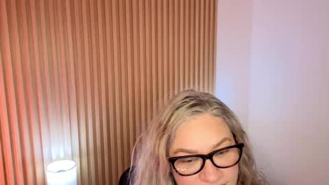 Snapshot of marianl0ve chatting on 11/27/25, 10:39 Marian Love online show from 11/27/25, 10:39