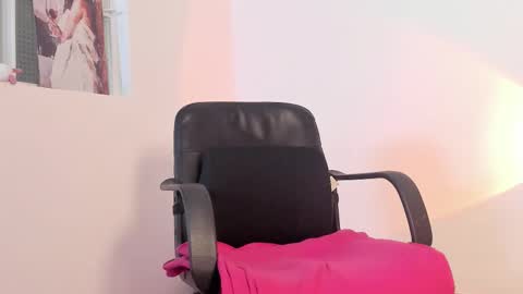 Snapshot of marie_pourtoi chatting on 10/15/25, 12:55 700 pm Washington time online show from 10/15/25, 12:55