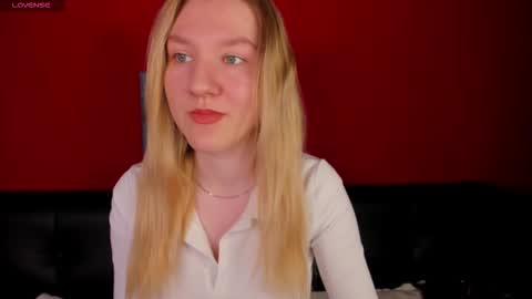 Snapshot of mariel_brown chatting on 09/17/25, 08:27 mariel_brown online show from 09/17/25, 08:27